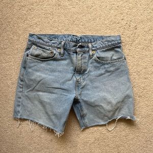 !!SOLD!!Vintage Levis Mid thigh denim shorts
